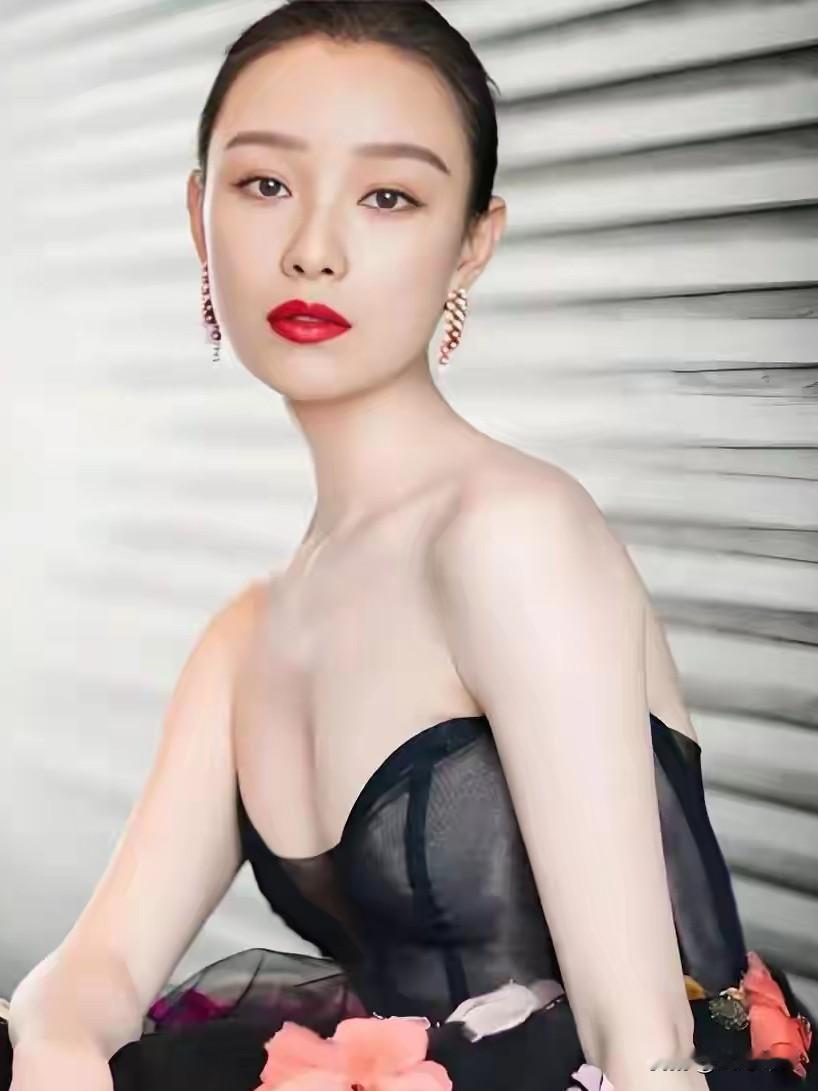 导演说
倪妮
有着
过目难忘的外表
有着
气质优雅的内涵
她的表演
时常给人带来