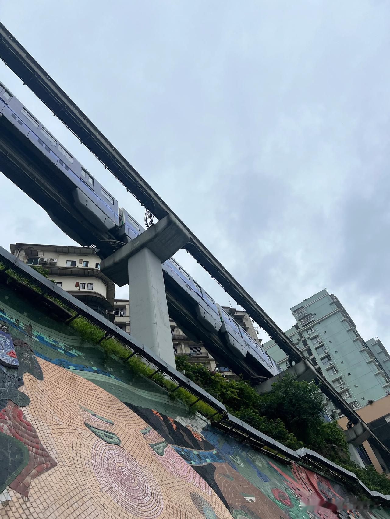 重庆的美食真是物美价廉在网红景点

李子坝附近

发现这家街边店的面食价格与
