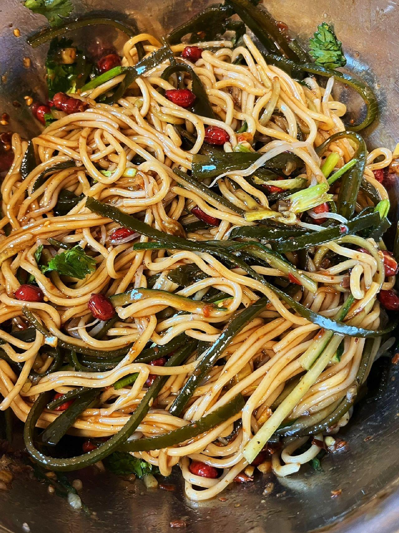 永远也吃不腻的糖醋麻辣凉面yyds～
天气炎热没什么胃口 来一份酸酸辣辣的凉面真
