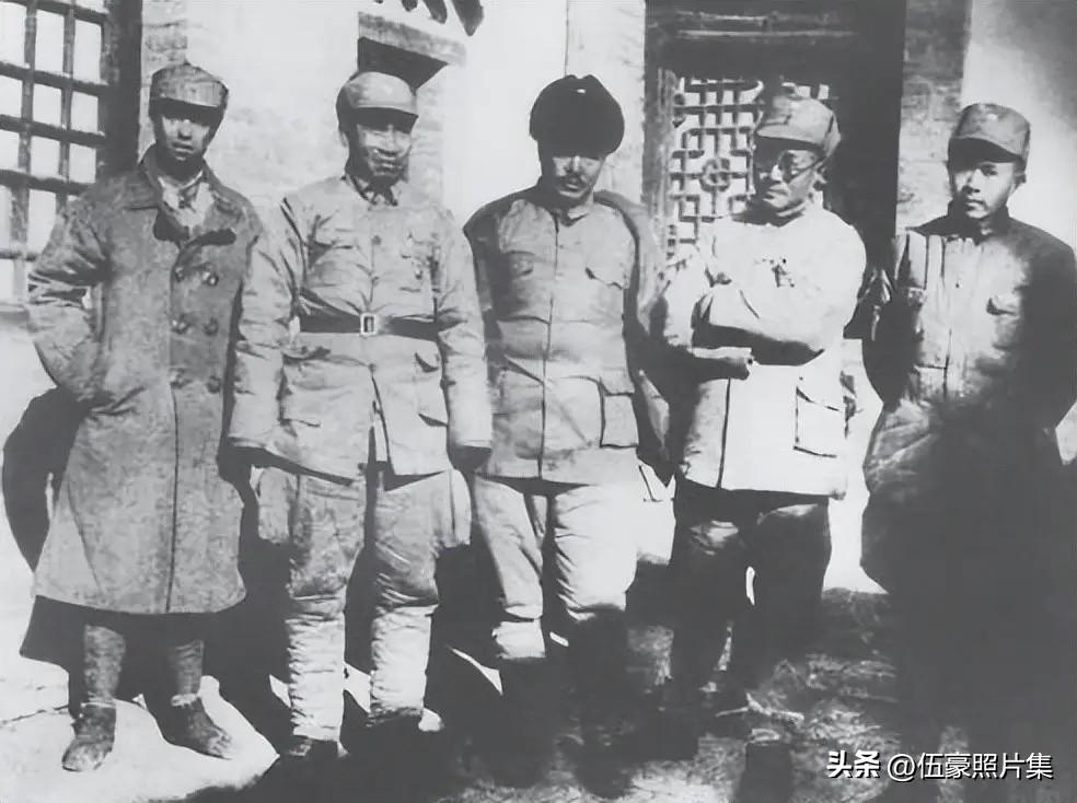 1937年10月,右起:任弼时、刘伯承、贺龙、朱德、萧克在山西五台八路军总部的合