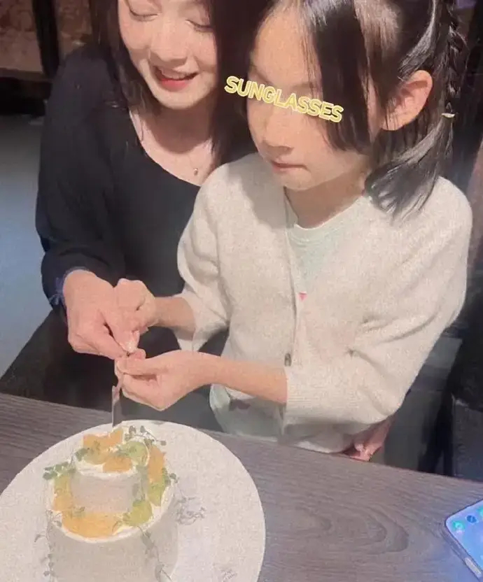 周渝民妻子晒8岁女儿正面照 为自己庆祝38岁生日。，周渝民妻子喻虹渊晒出与女儿一