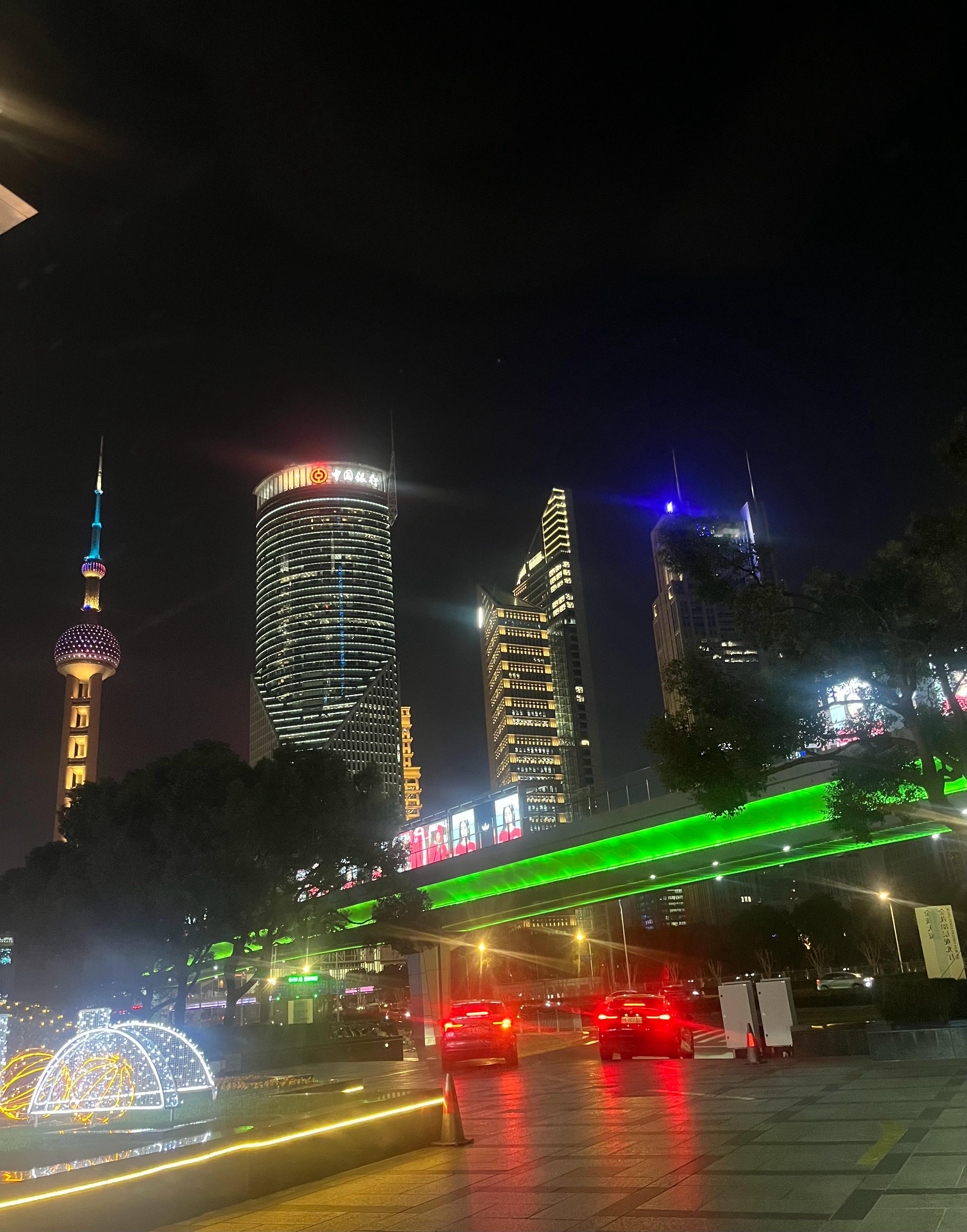 今天的陆家嘴怎么这么绿[偷乐] 