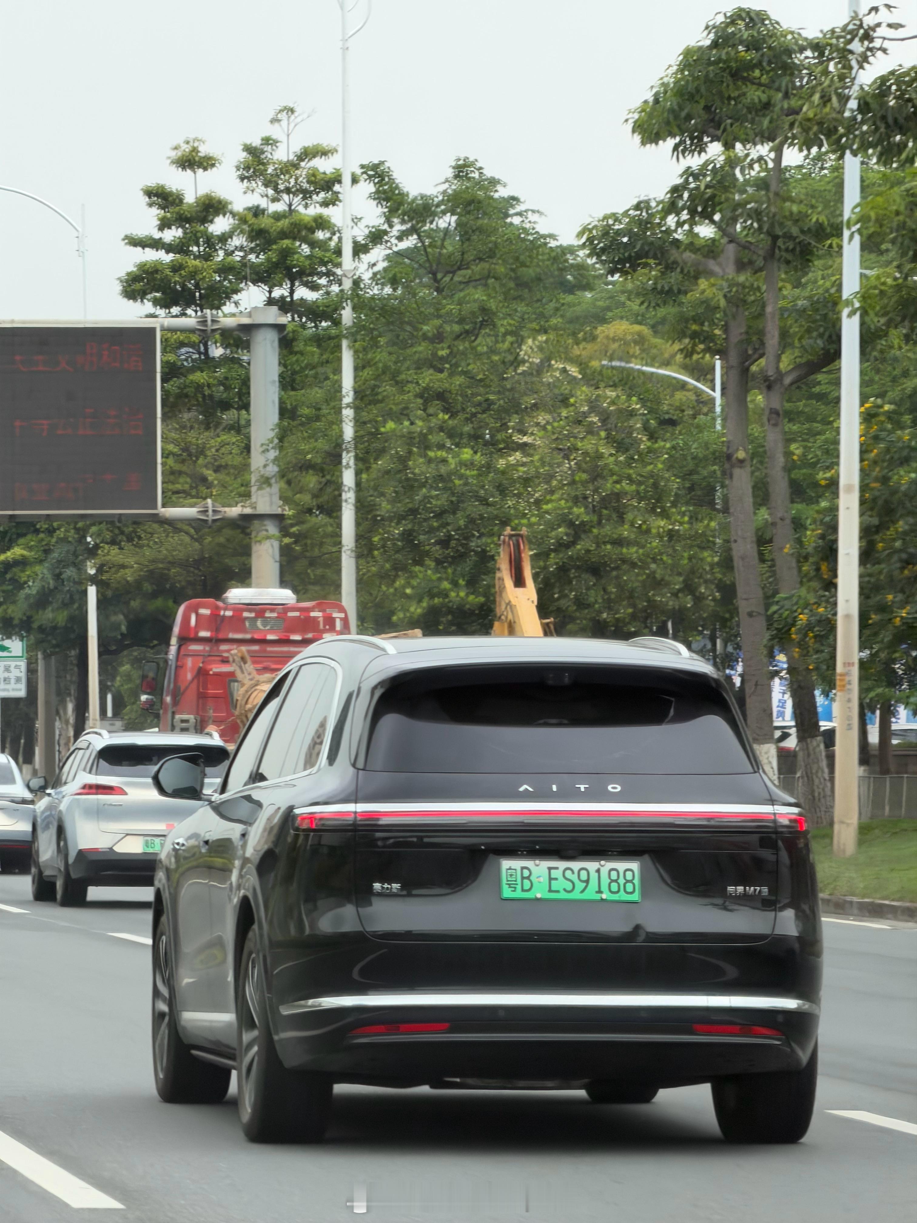 这个车牌放在ES9上面岂不是完美？ 