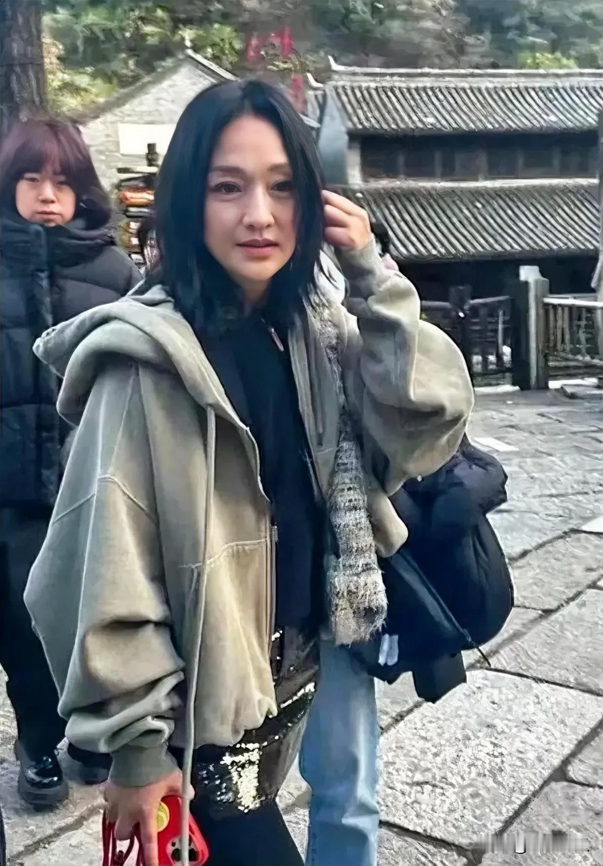 周迅素颜真完本人照片，一身朴素衣赏尽显她随意，亲和，不做作，这种自然美的样子很好
