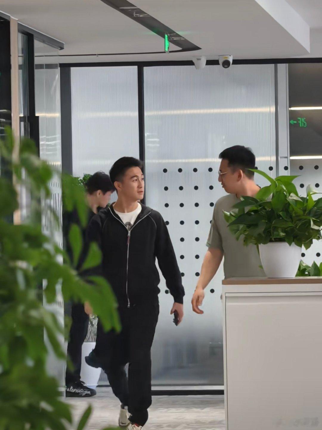 上次是跟俞浩能认出来，但是这次最强大脑何猷君边上这位真不认识了！ 