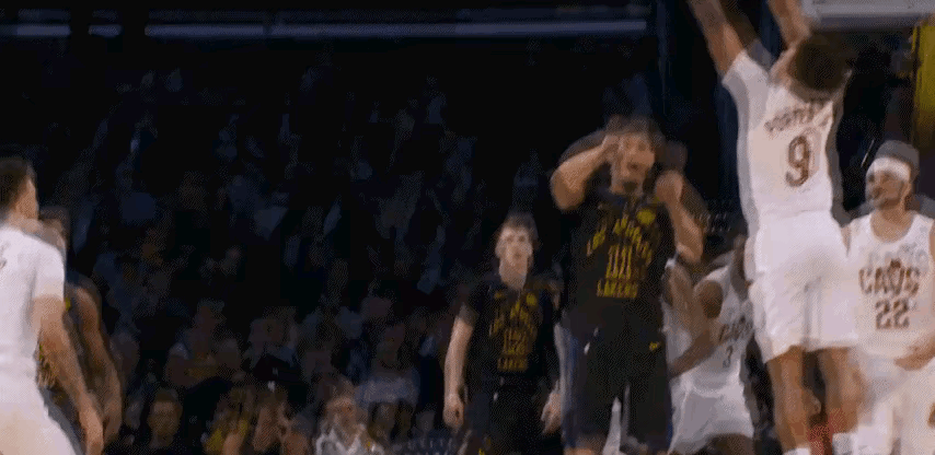 有一说一，东子肯定是NBA历史上，扣篮最少，也是最勉强的超巨了。
一个赛季下来，