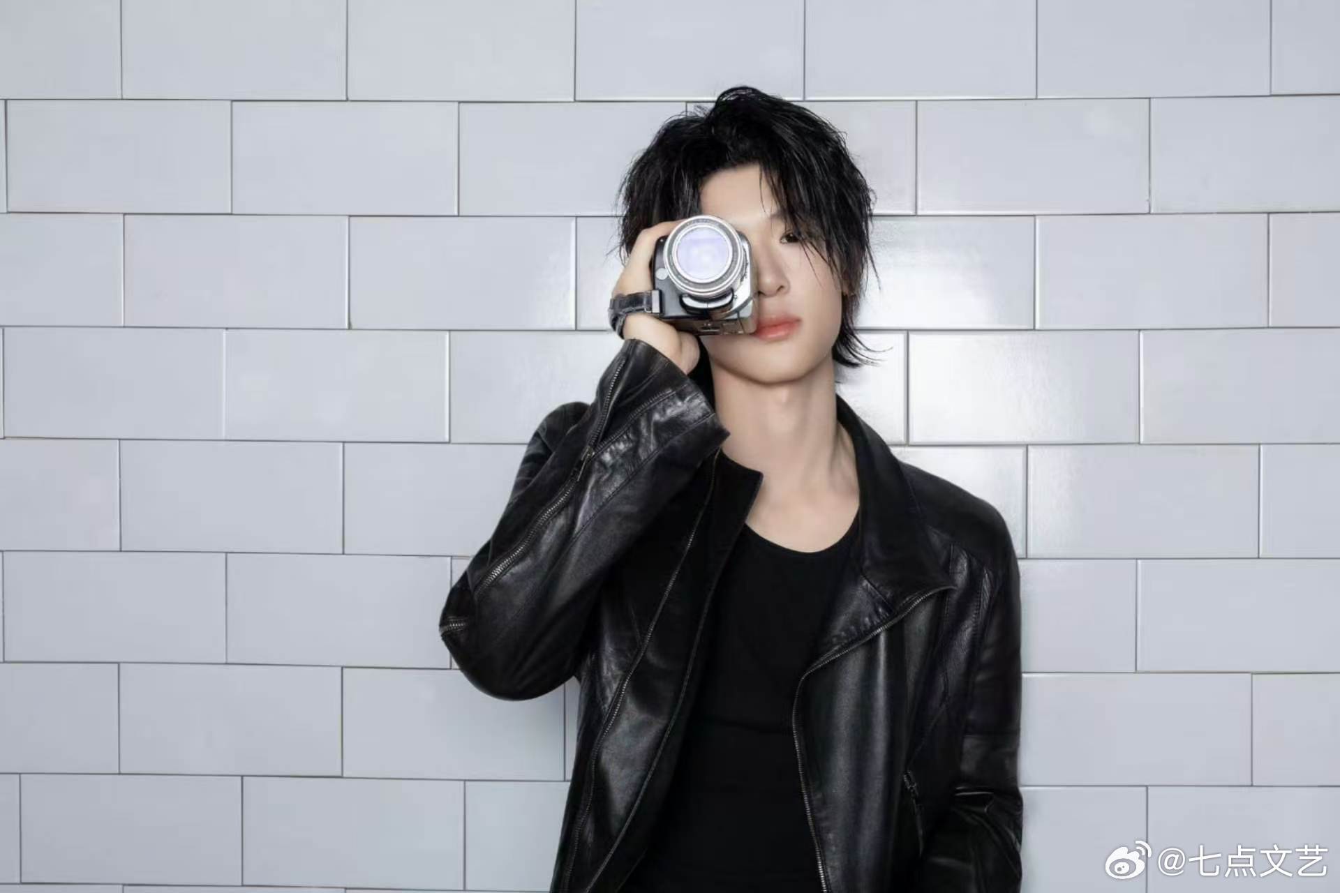 张峻豪西海岸秋裤外穿 被张峻豪的穿搭可爱到，西海岸酷飒风配秋裤，漏出的细节尽显调