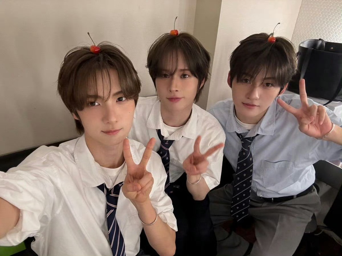 音乐银行拼盘演唱会，TWS的崔英宰、韩志薰、炅潣将和NEXZ的TOMOYA、YU