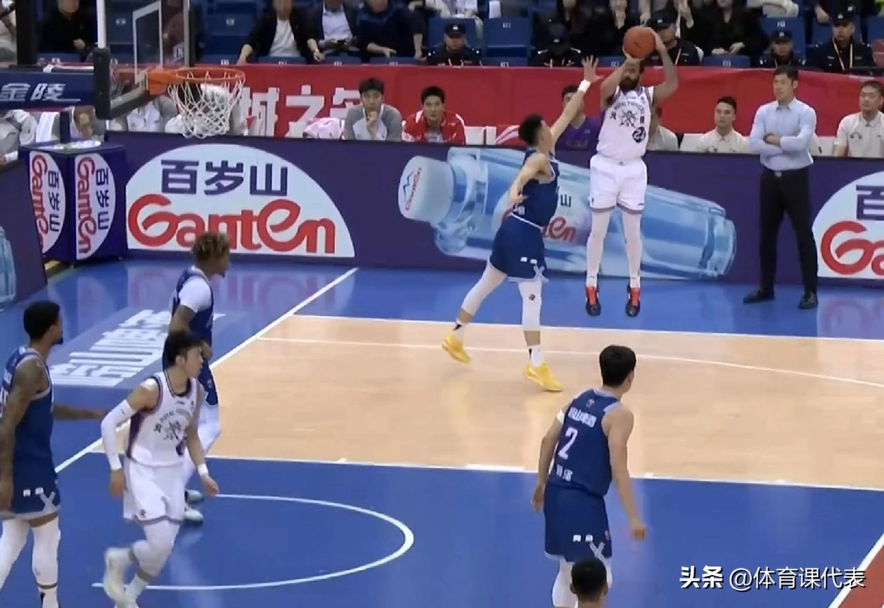 约瑟夫杨半场22分领衔青岛男篮三人上双，北控落后15分结束上半场！北京时间202