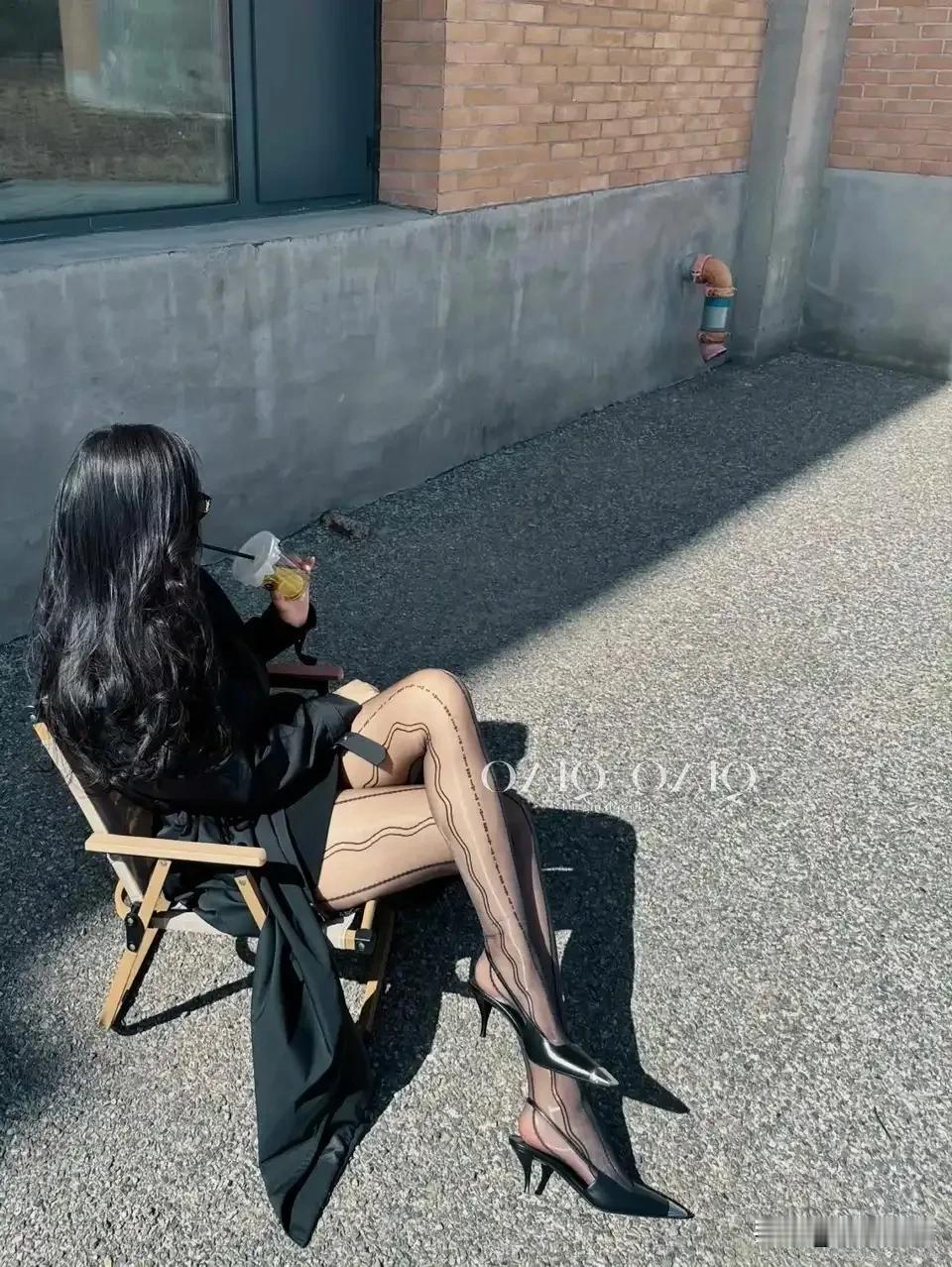 阳光正好的那日，金色的光线轻柔地落在你黑丝绒般的发丝上，宛如一条光河在你的肩头悄