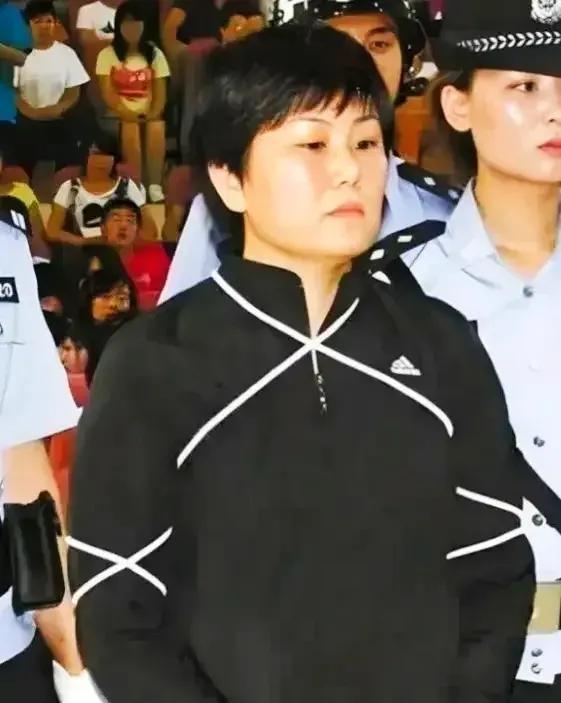 2010年吉林长春，死刑犯屈孝湘即将被押赴刑场执行死刑时的照片。

屈孝湘是一名