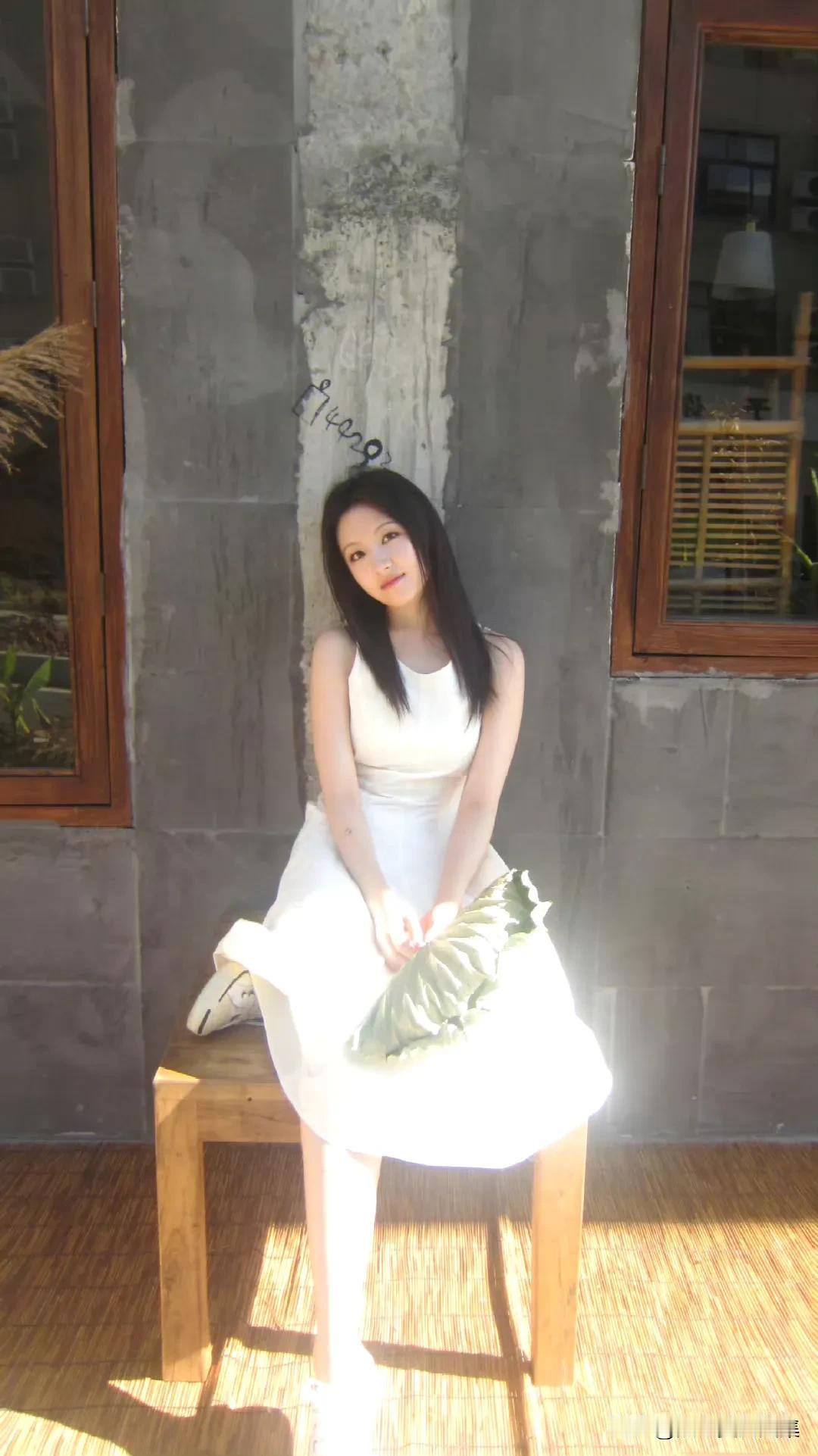 在我眼里，像李兰迪这样会穿搭的女人最漂亮。她最近的白裙穿搭火出圈，从简约文艺到仙