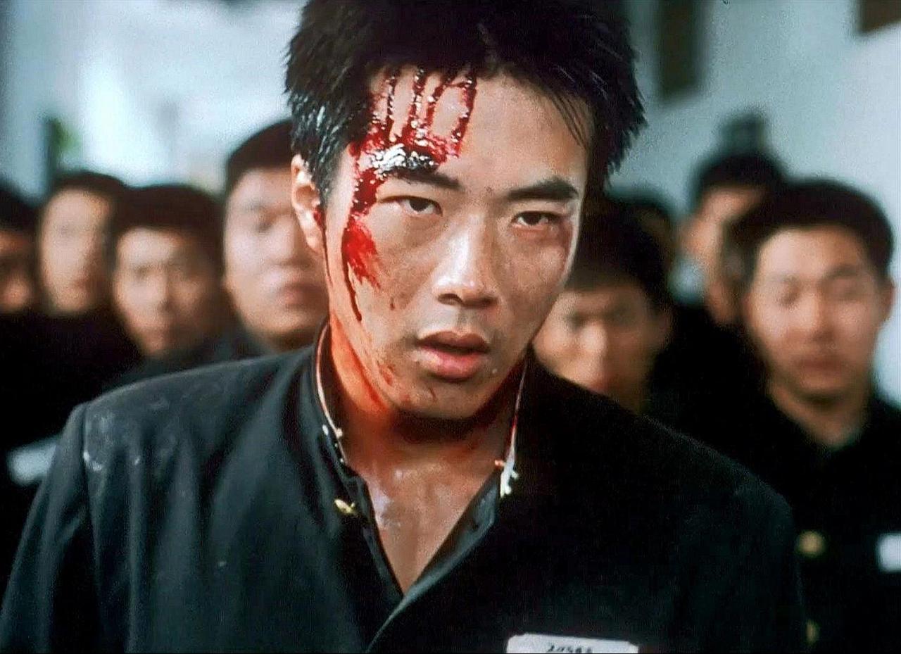 很多人看完《马粥街残酷史》后，记住的是权相宇被打得遍体鳞伤的画面。

但真正让人
