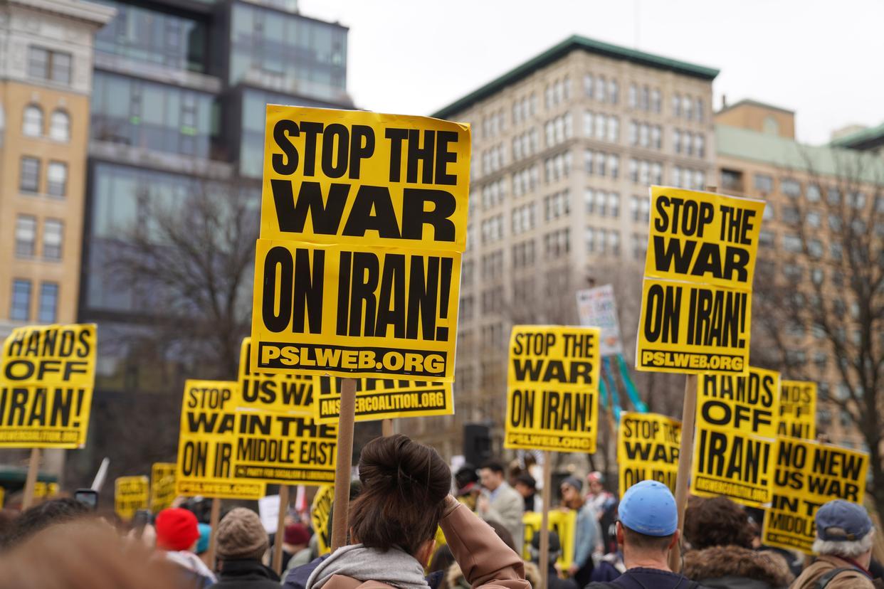 英国、加拿大、南非等多国民众近日举行游行集会，抗议美以对伊朗发动军事打击。伦敦约