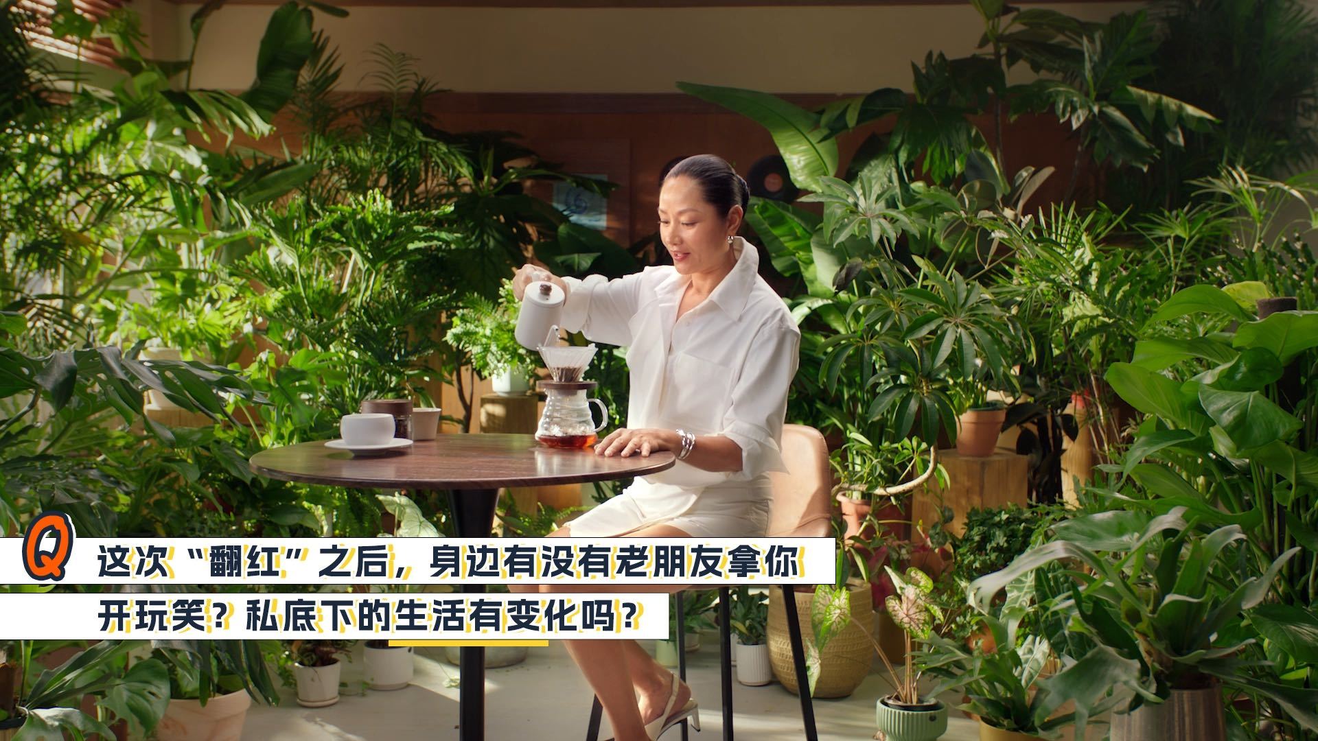 瞿颖 颈部艺人看完瞿颖的采访真的被惊艳到，通透松弛活得无比清醒，姐这精神状态属实