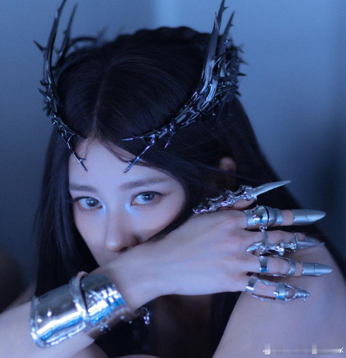 赵昭仪好长的一条人 谁懂啊！网友喊她“一条人”真的太贴切，纤长的身姿配上精致造型