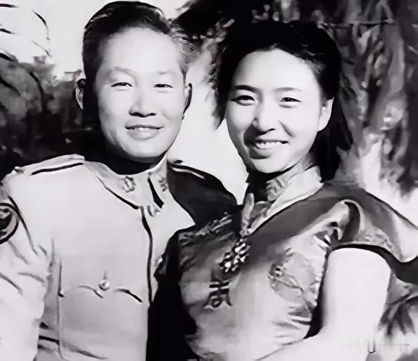 1951年，孙立人icon脱了衣服钻进被子，习惯性地搂住老婆，结果手感不对，吓得