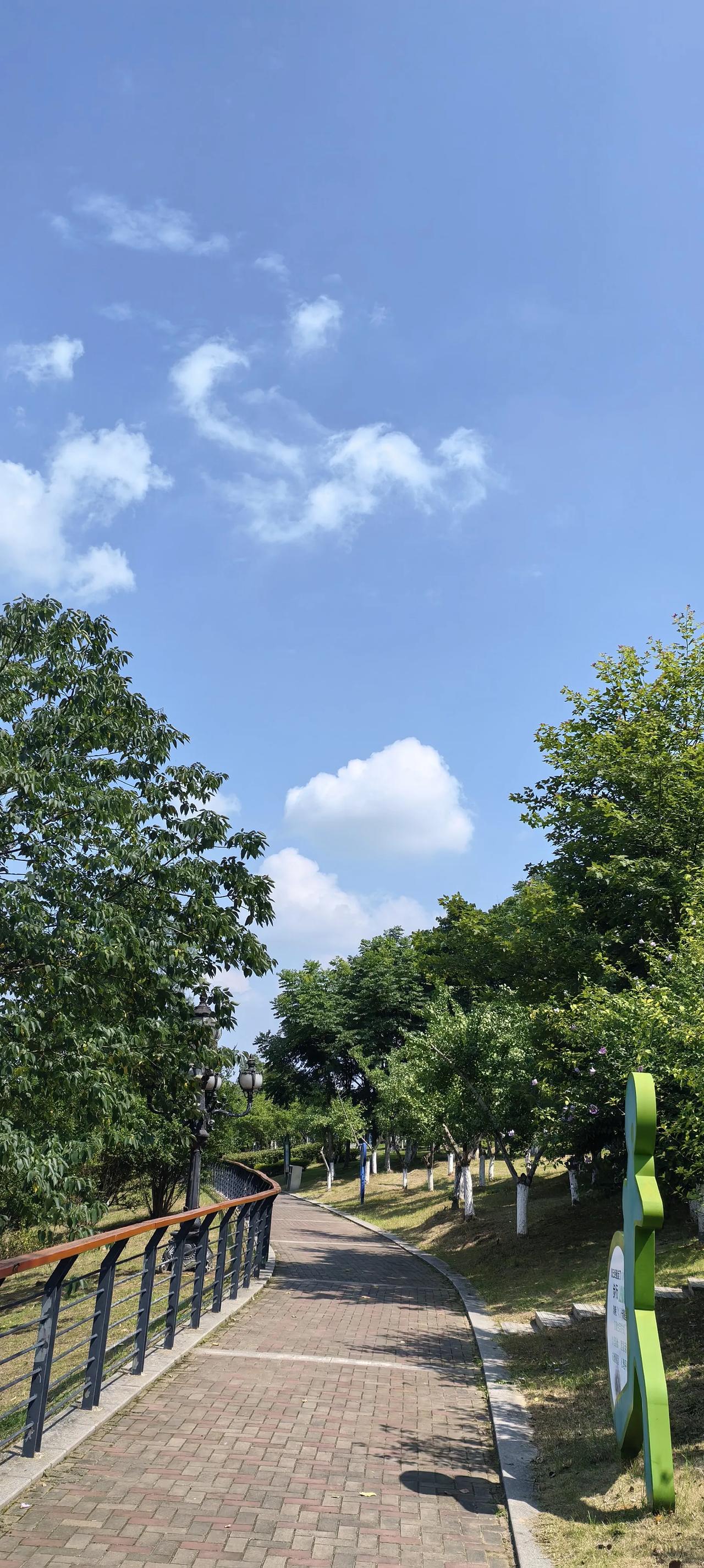 强势有理？长沙一小区女车主名声在外，因车停在他人合法停车位上而不拒挪车。车位业主