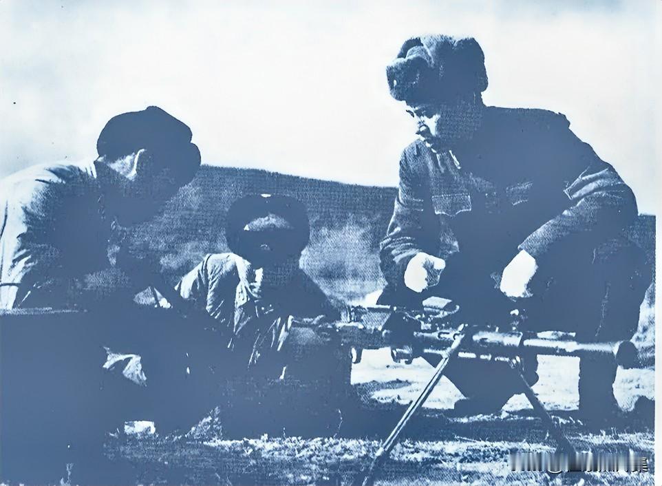 1964年全军“大比武”期间，第68军军长张铚秀少将深入基层部队检查军事训练工作