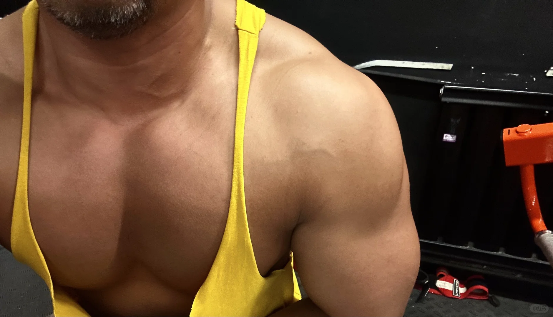 黑皮 毫无训练痕迹只有拍摄技巧 见人不如人健身 肩部训练 冬日肯吃苦开...