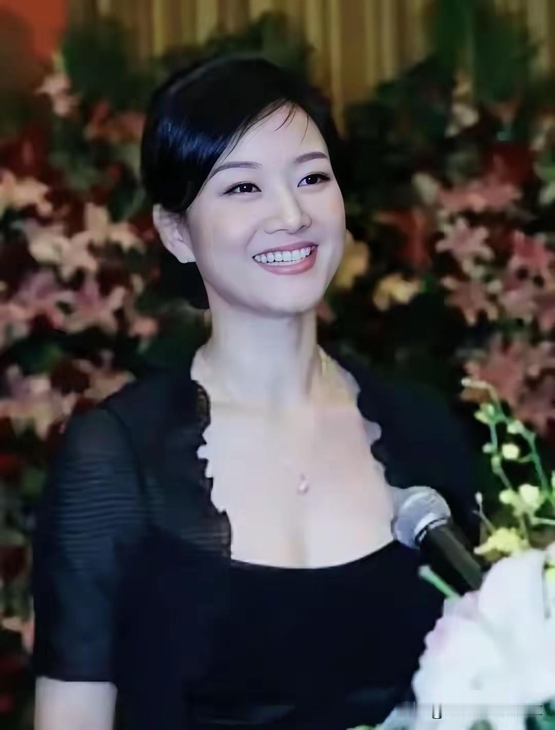 这位女明星实在是太漂亮了，脸蛋五官精致，个子又高，好好看，眼睛有光亮，这才是高级