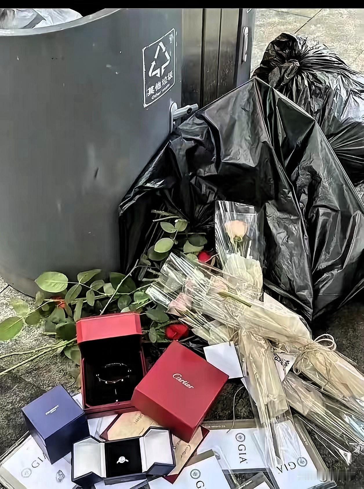 高档小区的垃圾桶里
竟翻出整束未拆封的玫瑰和名牌香水？
47岁保洁张姐的日常，意