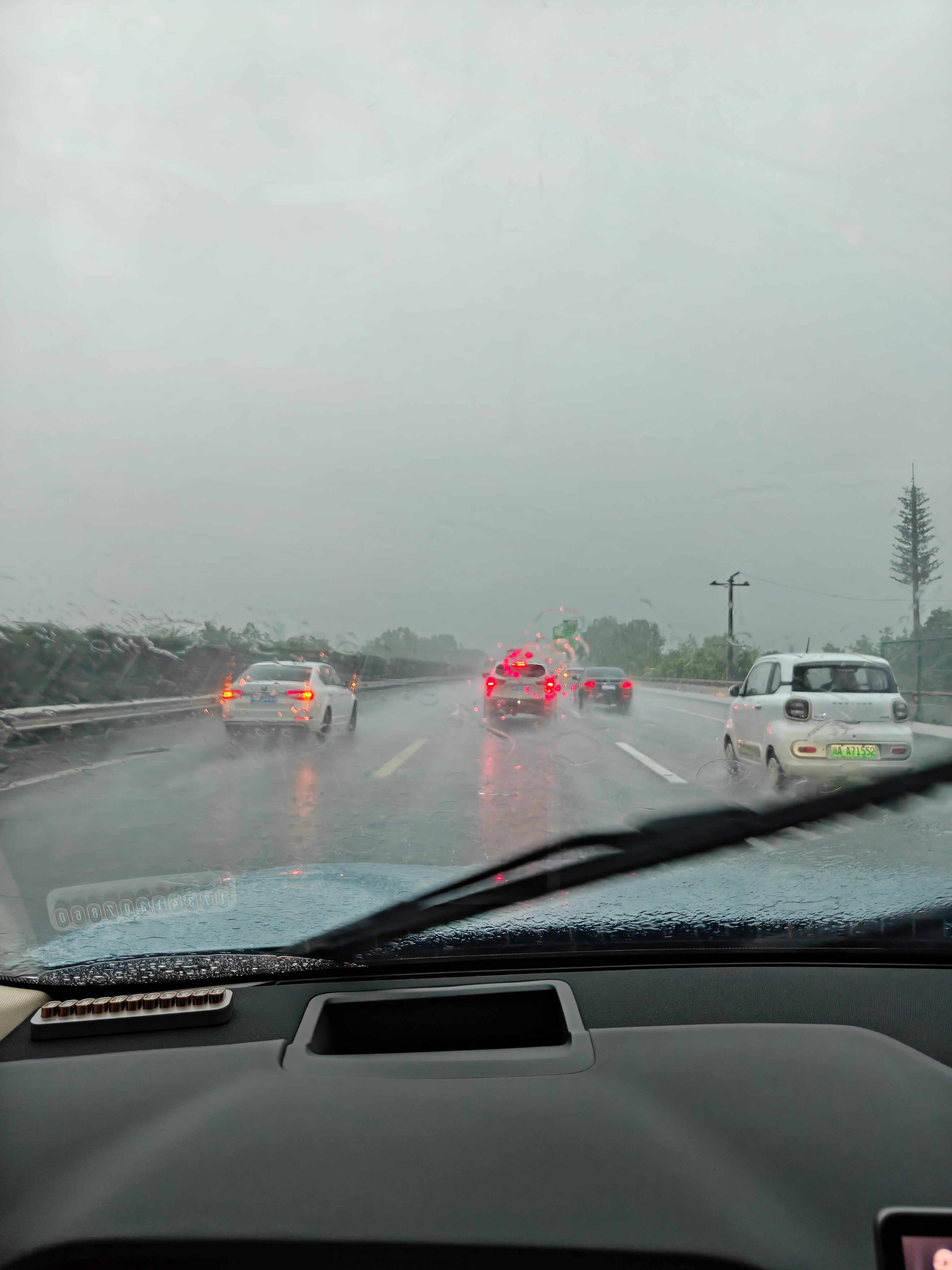 萧敬腾来成都了？这雷暴雨下得，雨刮器都快刮不过来了 