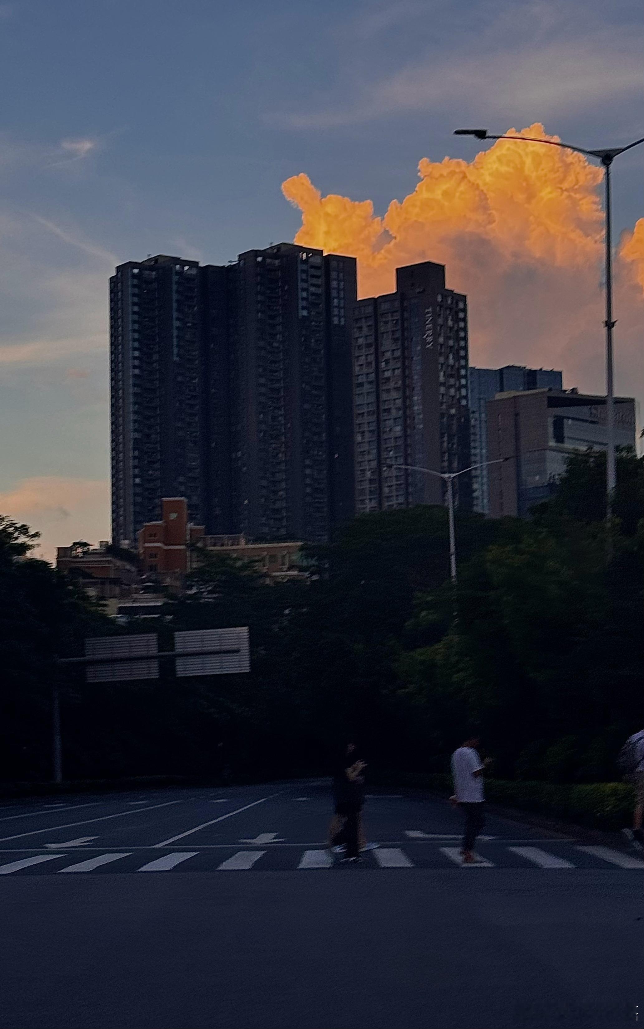 猛的一抬头，呆住了许久，确认不是爆炸，而是一朵不太乖的云而已…… ​​​