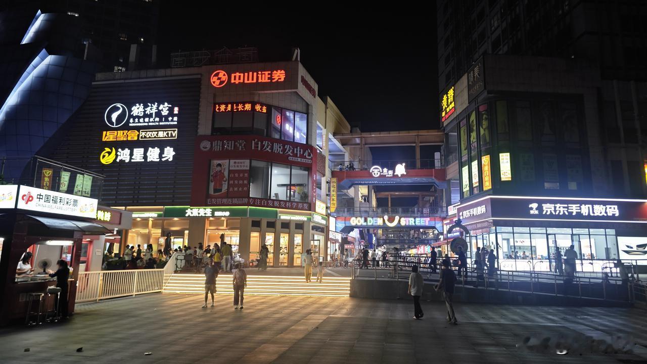 真的要被万达笑死！又怕他不搞又怕他乱搞，斜坡搞好了，整了个栏杆，现在楼梯又搞了灯