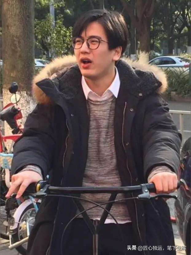 我们现在看到的张凌赫，展现出最帅气亮眼的一面。可追溯到九年前，他还是一个体重20