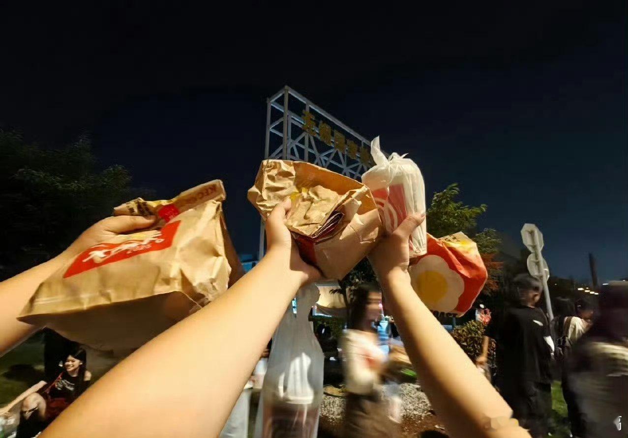 黄子韬请新说唱全场观众吃汉堡黄子韬请观众吃夜宵诶，还是汉堡！他真的什么都知道也给