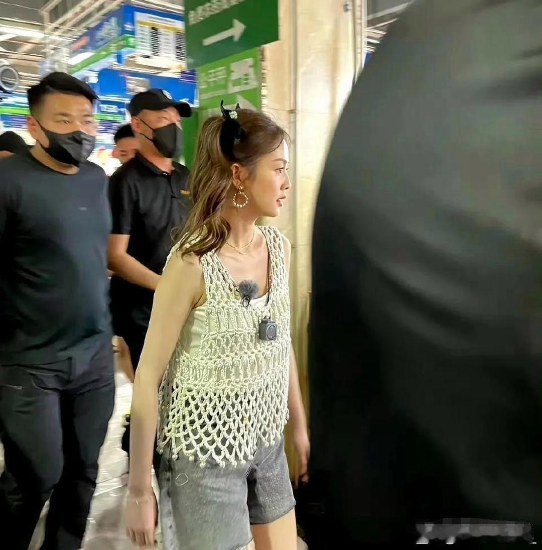 路人镜头里的白鹿，你觉着美不 