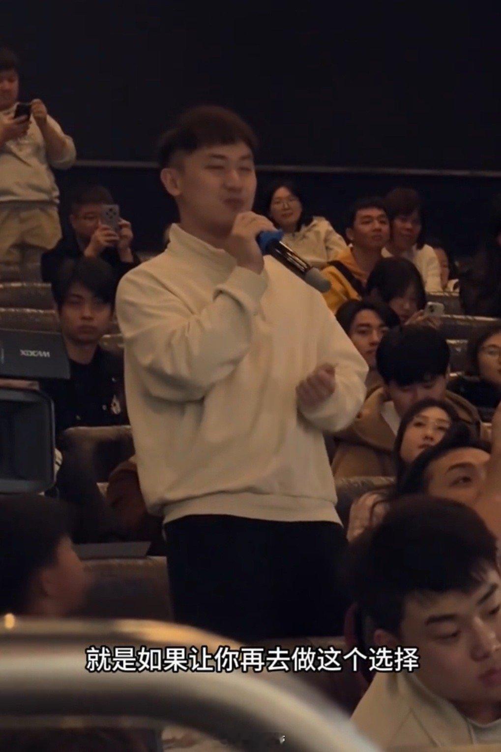 成龙用过家家向儿子道歉电影《过家家》广州站，成龙卸下所有光环，在媒体面前坦陈“伤