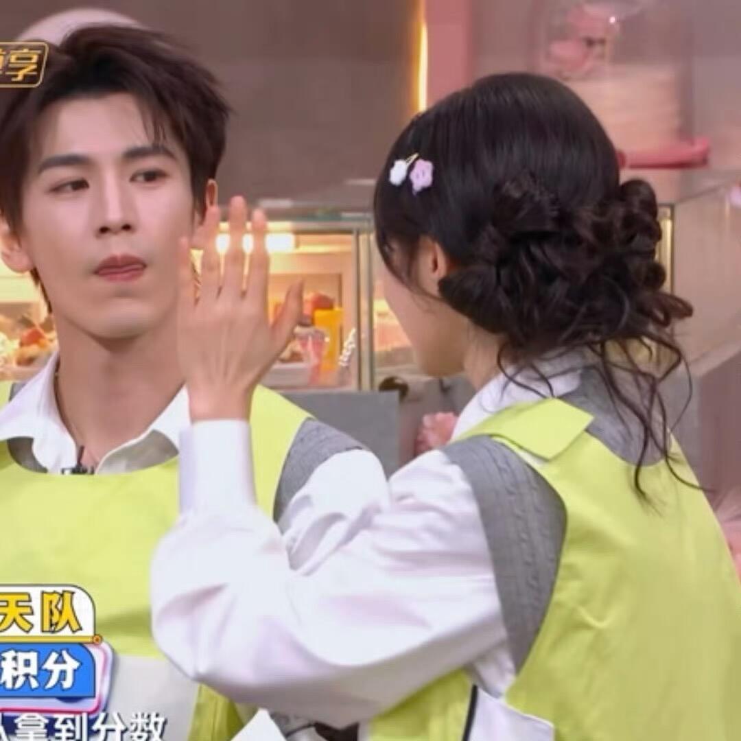 田作之赫田作之赫 击掌就击掌老看人家脸干嘛 