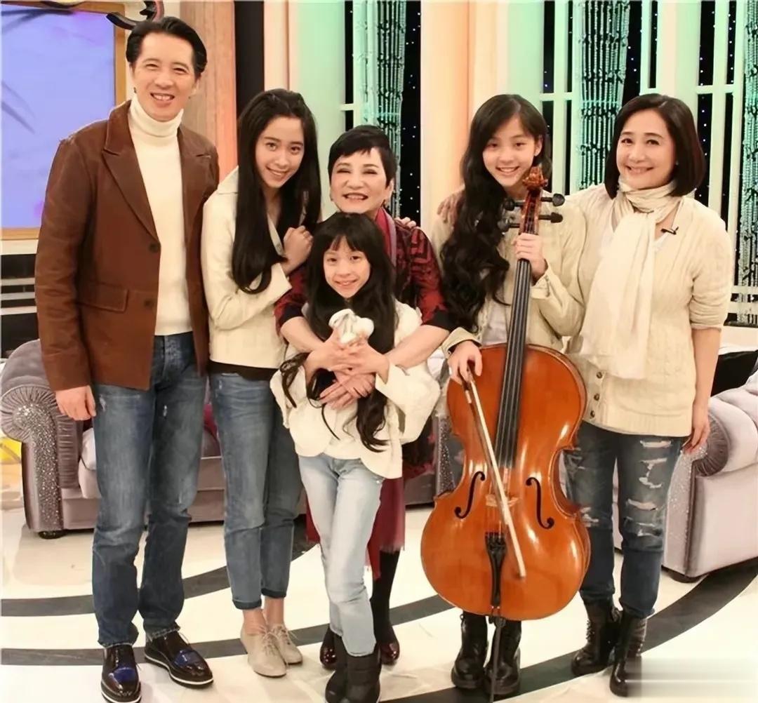 欧阳娜娜的爸妈都是演员，姑姑欧阳菲菲是著名歌手，姐姐欧阳妮妮也是演员，现在妹妹欧