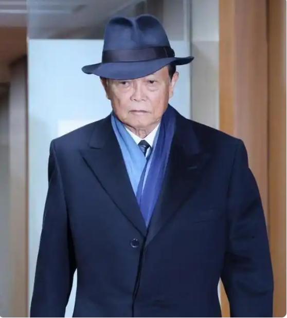 麻生太郎：高市，我挺你。
在福田康夫、鸠山由纪夫、石破茂等日本前首相都对高市早苗