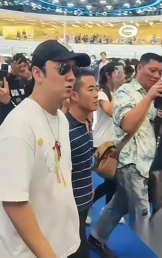 笑到跺脚。

靠模仿吃饭

居然还能吃到流量红利？

最近那个高仿王思聪火得离谱