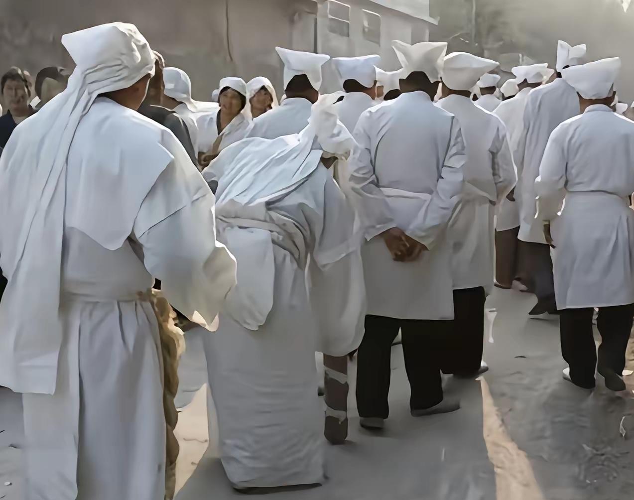 二十年后中国丧葬将会转变。很多独生子女对待死去的父母，基本上会转变为直接打电话，