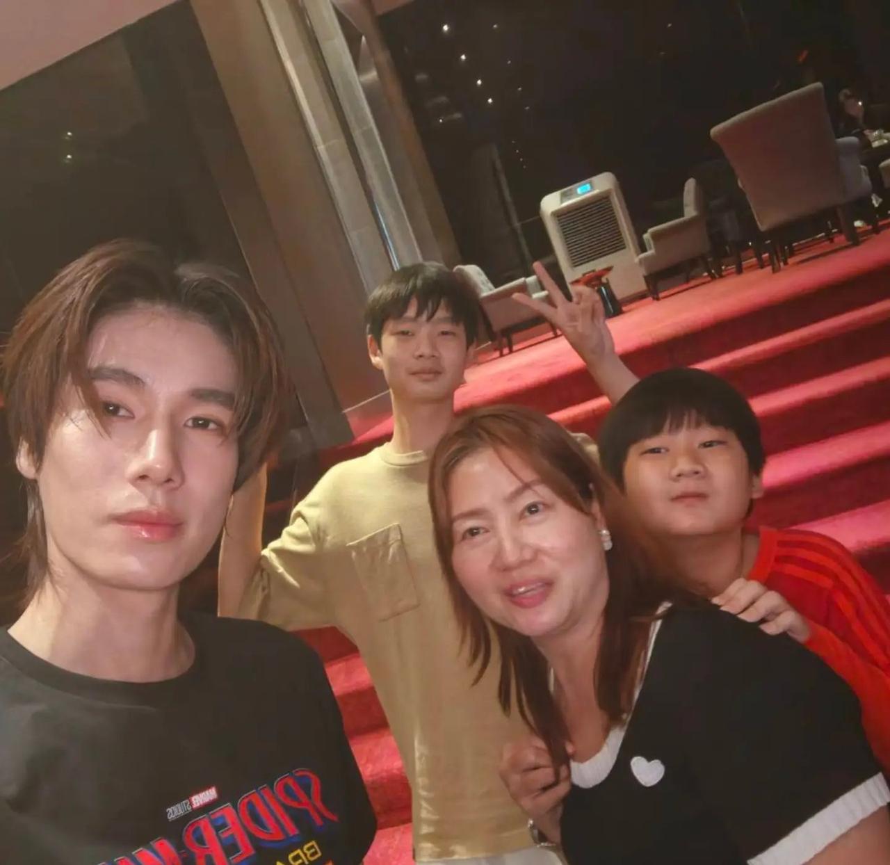 Phuwin家里的人欸 也和薇薇合影hhh 还有更多
