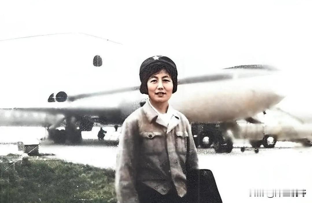 1982年女飞行员刘晓连，驾驶飞机爬升至700米时，突然被一架歼击机撞击，伴随一
