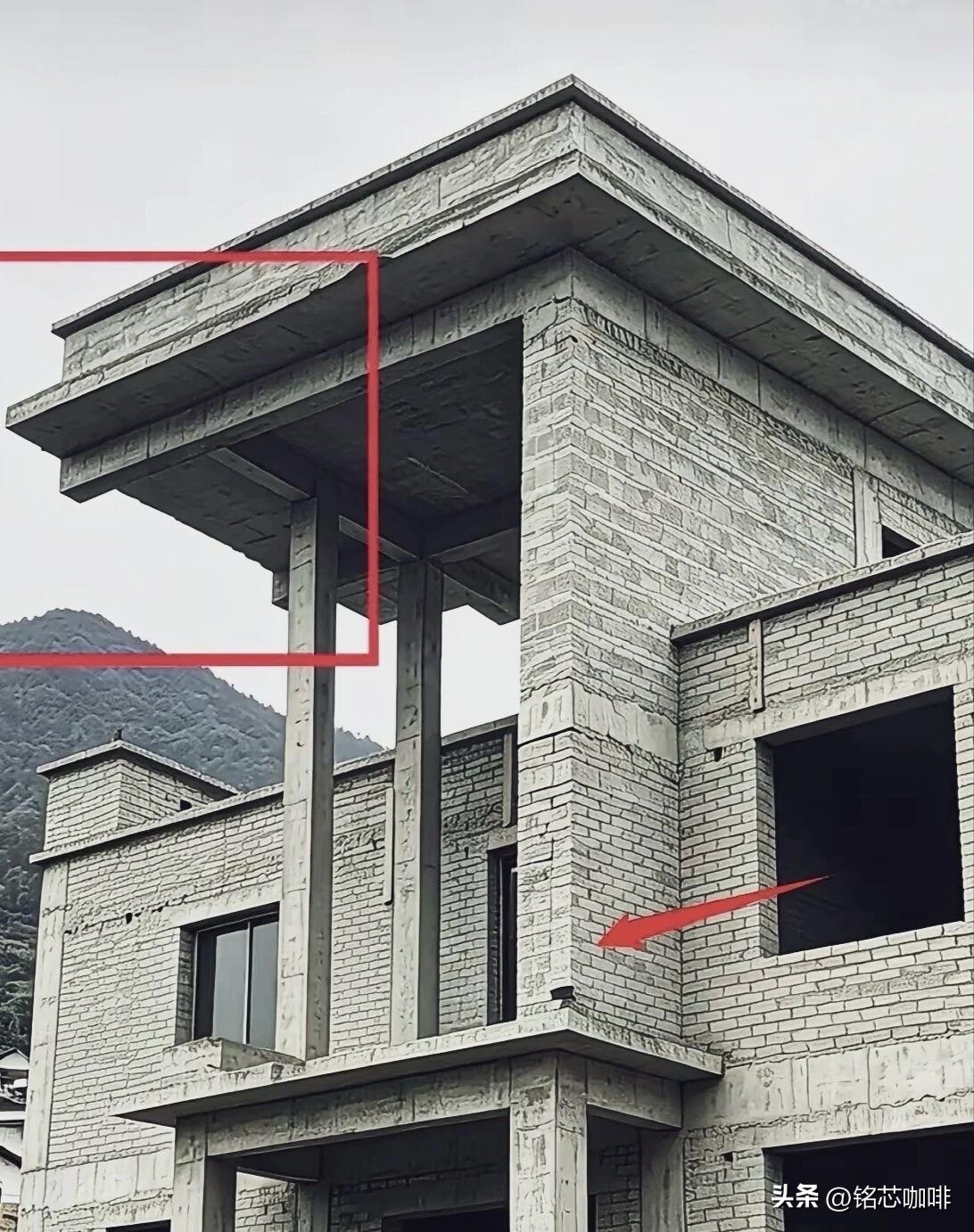 奇葩自建房，这两根柱子太细
了吧。为了造型不顾结构安全，
6米的层高竟然用300