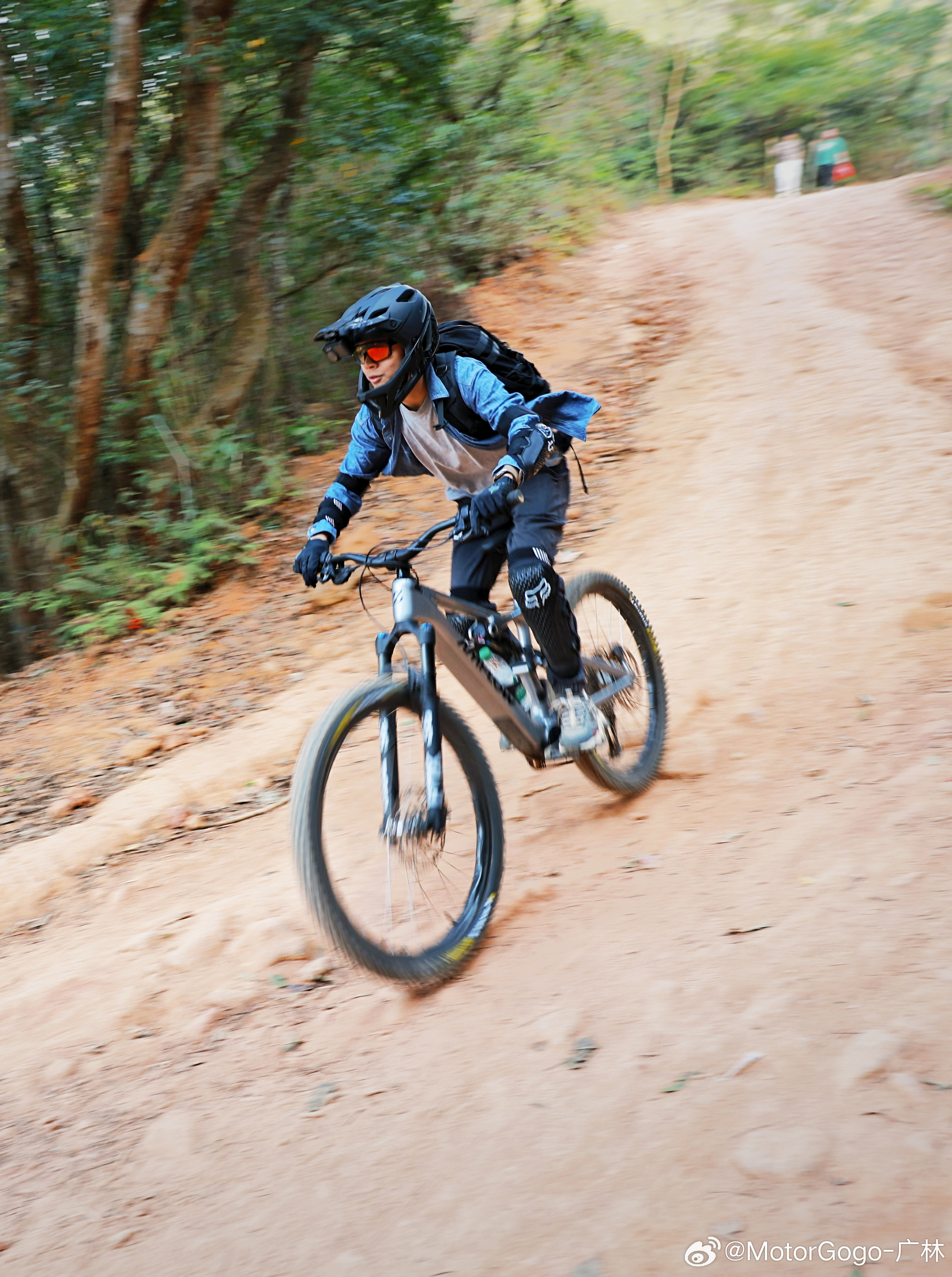 迈入了百万大V的第一步，终于达成小黄V了，决定给粉丝宝贝们一个福利，在这里预告周