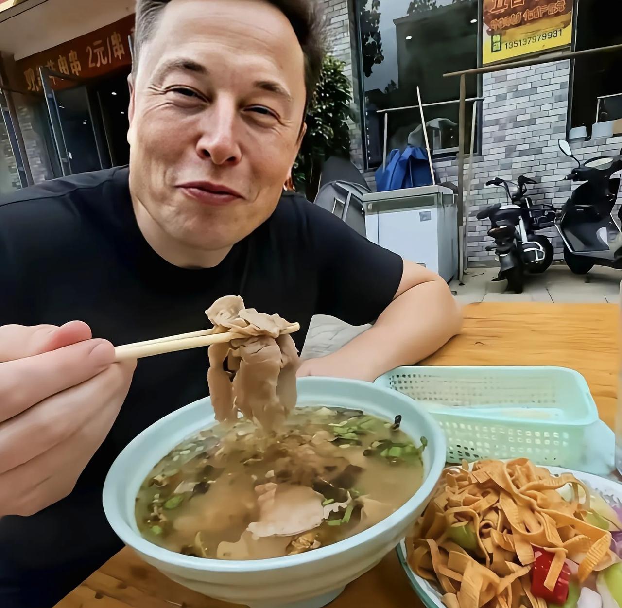 想不到，身价万亿的马斯克蹲在中国街头，对着一碗牛肉面两眼放光

身价万亿的马斯克