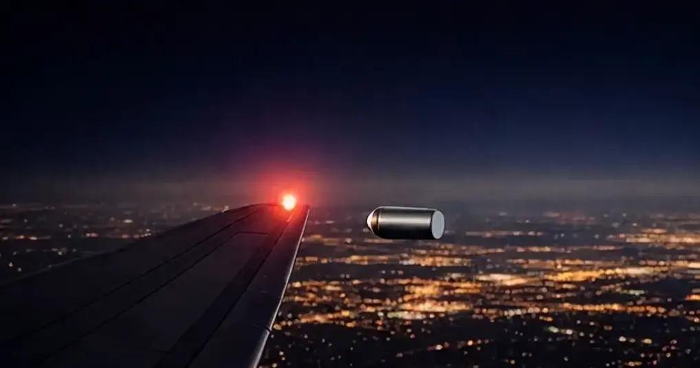 美飞行员报告看见“银色罐状”不明飞行物：悬在半空，没附着在任何东西上；空管：祝你