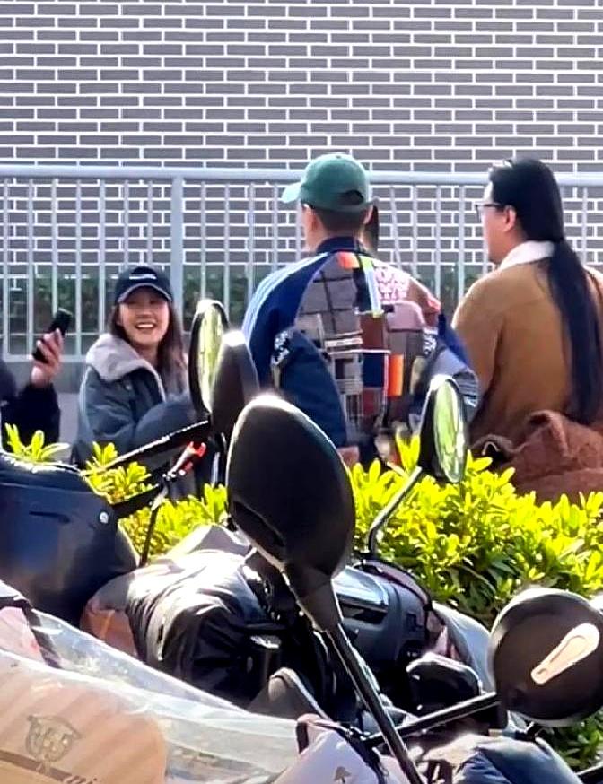 马頔和李纯这对圈里新晋夫妻，领证才两个月，就被路人拍到。
 

俩人没办婚礼，一