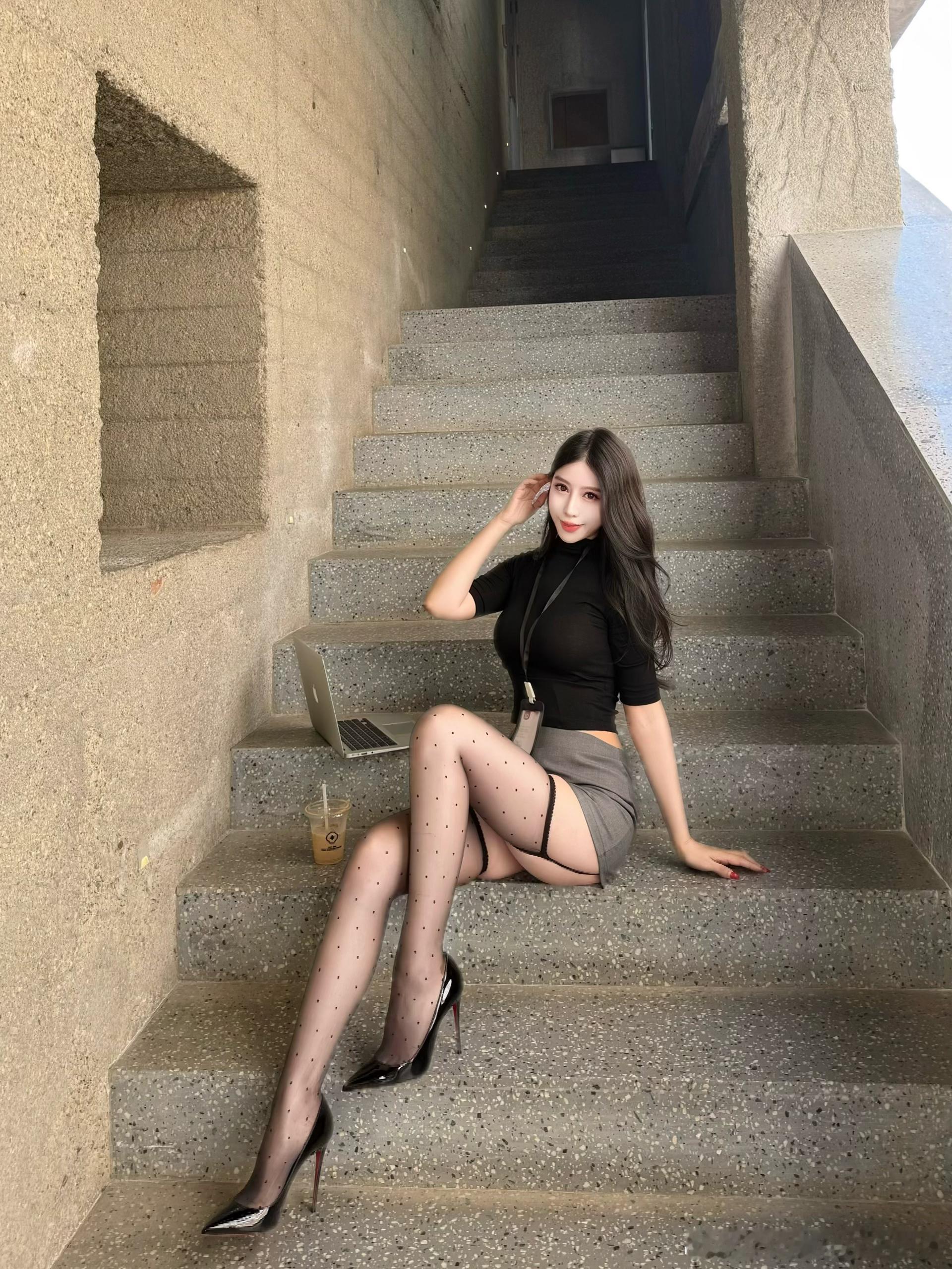 无论工作多忙，保持优雅从不打折，致敬全职“最美女清洁阿姨”！🌟 ​​​