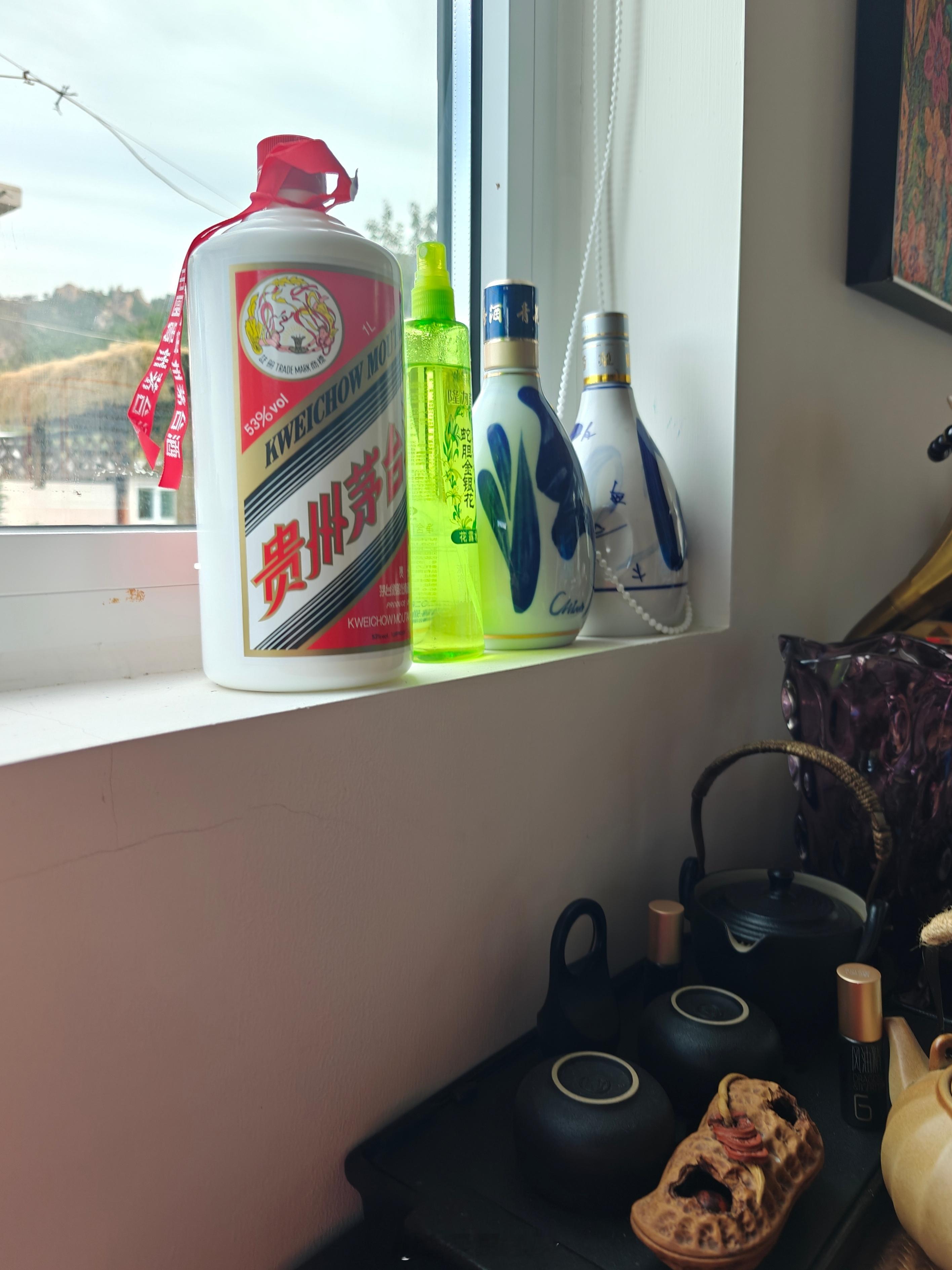 飞天茅台酒价上涨单说酒本身味道真不至于涨到这么高，闻香型不如蛇胆金银花花露水。早