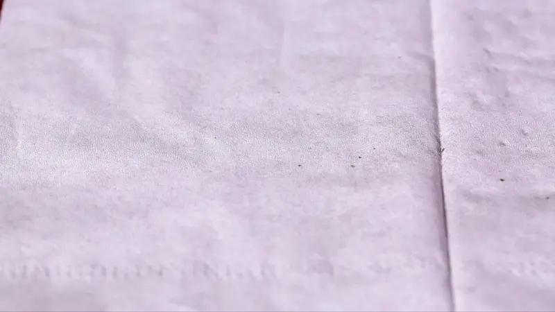 3月19日陕西，女子无意中发现纸巾上有很多脏脏的黑点，关上灯才能发现黑点，正常光