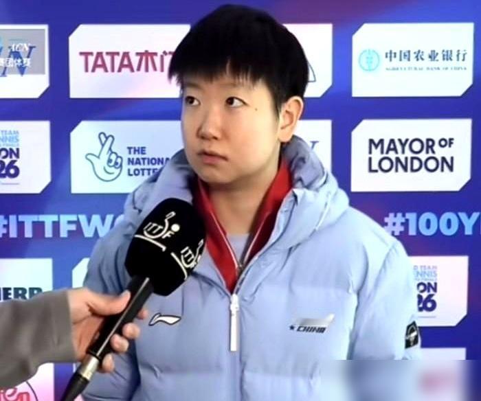 国乒1比2落后，孙颖莎单局4比8，对手都准备庆祝了。她，竟然笑了。
你别以为她