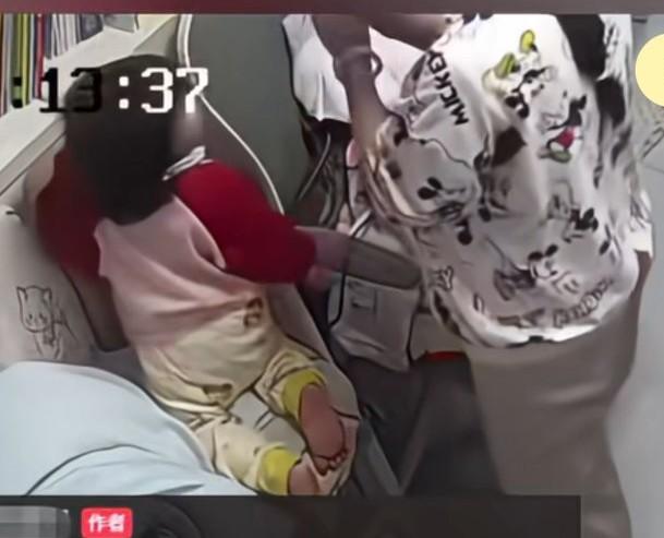 孩子趁妈妈不注意吃了50片钙片，妈妈过来看到孩子在吃东西，问她吃的薯片吗，
她说